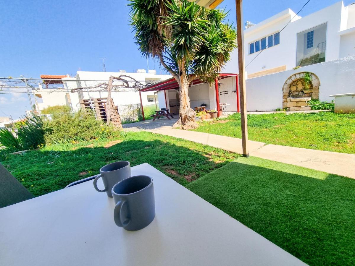 Aladdin'S Hostel Larnaca Esterno foto