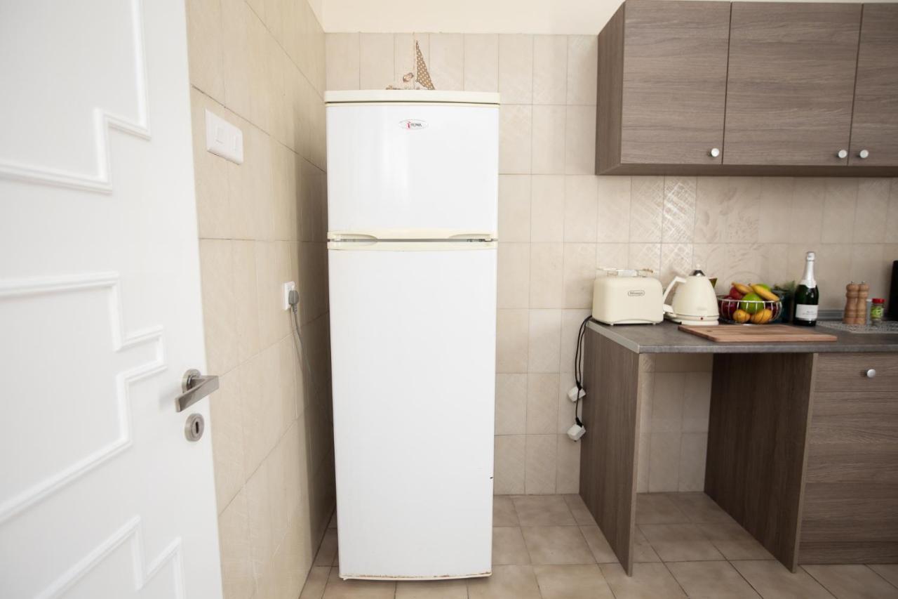 Aladdin'S Hostel Larnaca Esterno foto